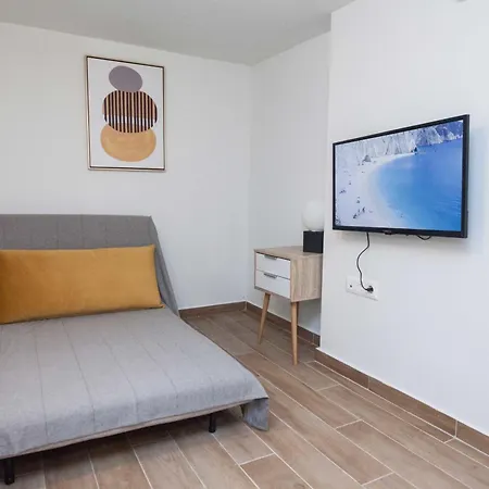 Cozy 1 Bd Basement Apt In Pagrati With Backyard *