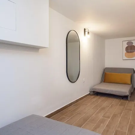 Cozy 1 Bd Basement Apt In Pagrati With Backyard