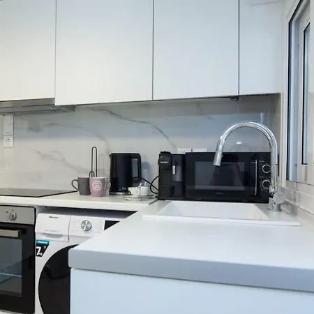 Cozy 1 Bd Basement Apt In Pagrati With Backyard *