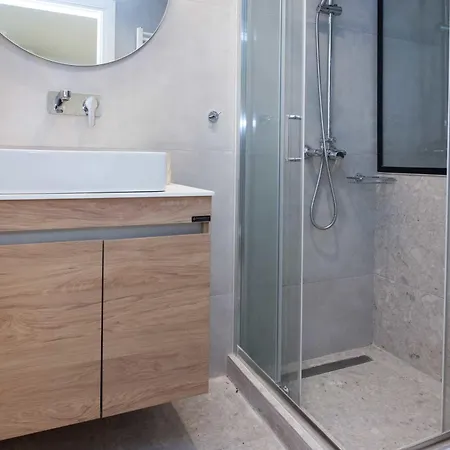 Cozy 1 Bd Basement Apt In Pagrati With Backyard *