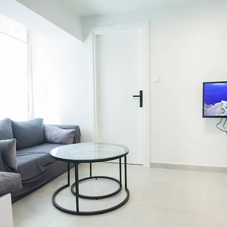 Cozy 1 Bd Basement Apt In Pagrati With Backyard *